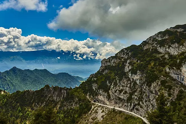 Passo del Tremalzo, panorama con alcuni tornanti. Riva del Garda, Italia