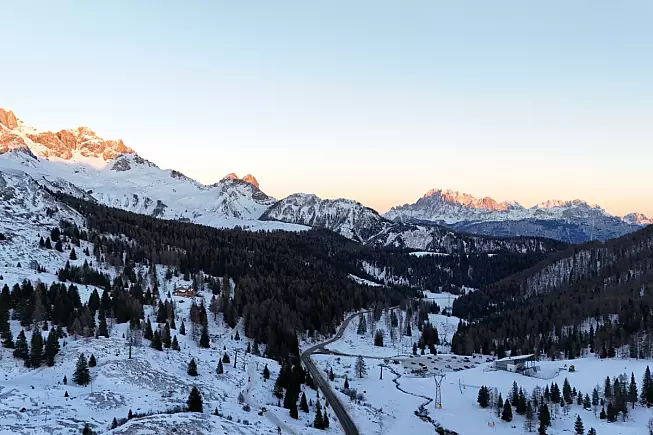 Passo San Pellegrino innevato, panorama delle Dolomiti, Trentino. Hartmanz / Shutterstock.com