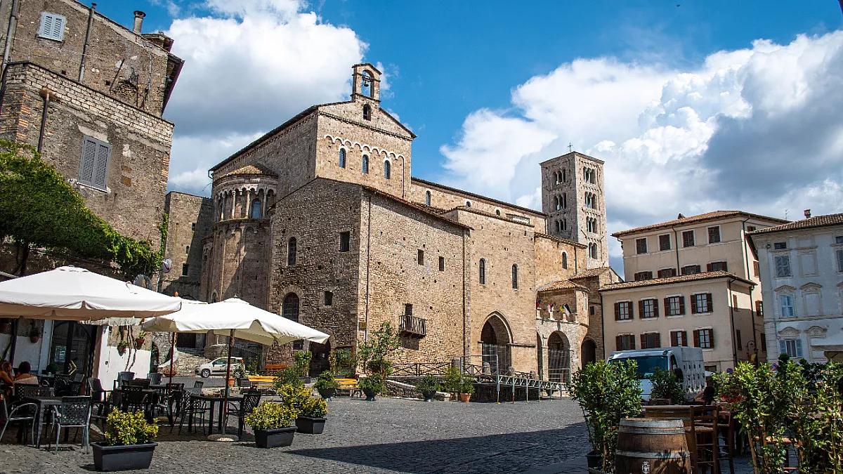 Piazza Papa Innocenzo III, Anagni. Laura Binotto Fotografie, Shutterstock