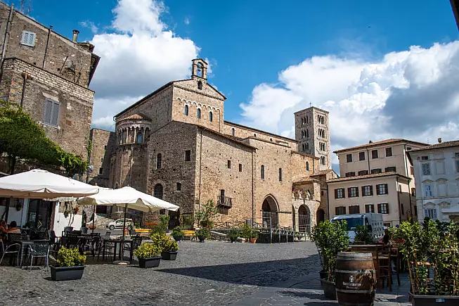 Piazza Papa Innocenzo III, Anagni. Laura Binotto Fotografie, Shutterstock