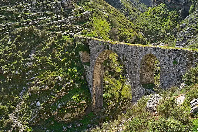 Ponte Ali Pasha, vicino Argirocastro, Albania. iStock, Mathias Calabotta
