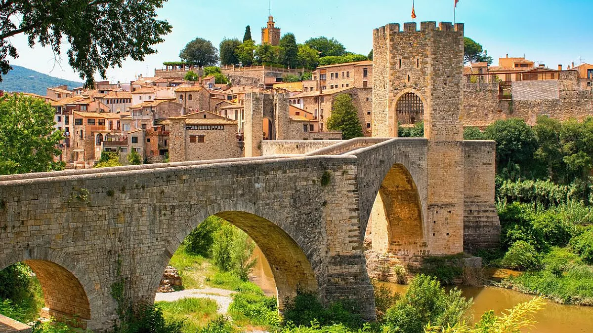Ponte romanico sul fiume Fluvia, Besalú, Girona, Catalogna, Spagna. iStock, Tunatura
