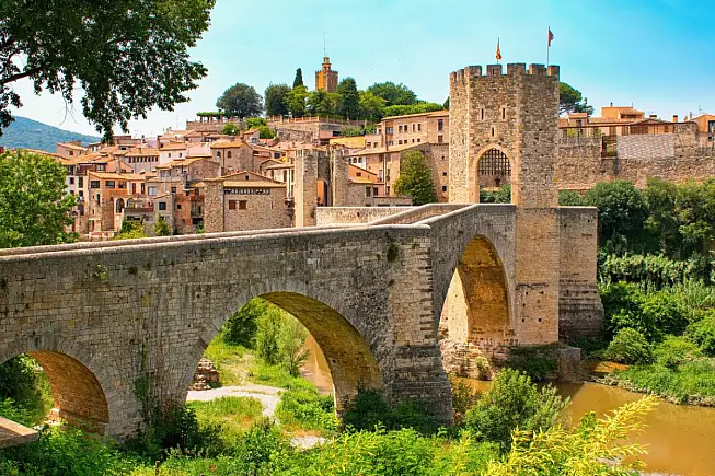 Ponte romanico sul fiume Fluvia, Besalú, Girona, Catalogna, Spagna. iStock, Tunatura