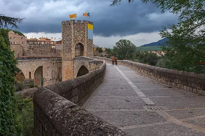 Porta del ponte medievale di Besalú, Catalogna, Spagna