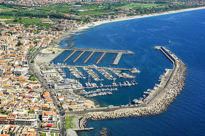 Vista aerea del porto di Riposto, "il porto dell'Etna". 
