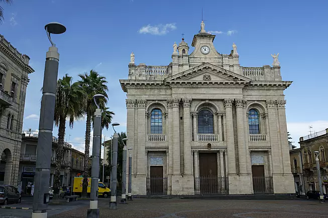 La Basilica di San Pietro di Riposto, ispirata alla Basilica vaticana di San Giovanni Laterano.