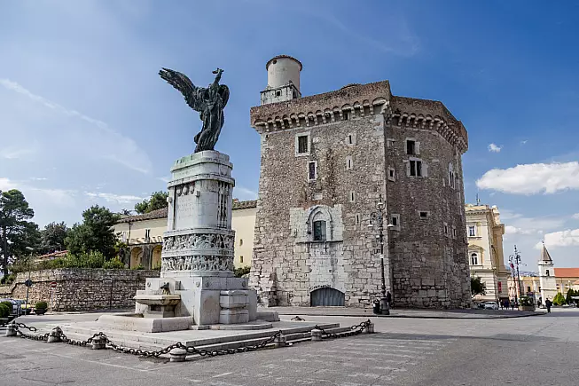 Rocca dei Rettori e Monumento ai Caduti della Guerra, Benevento. DinoPh / Shutterstock.com 
