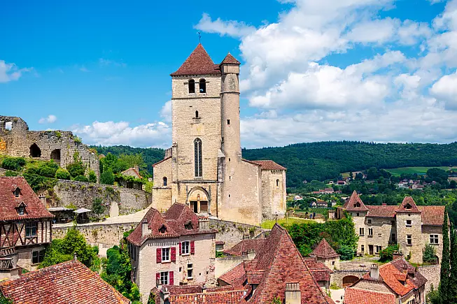 Vista sul borgo di Saint-Cirq-Lapopie, uno dei più belli di Francia. 