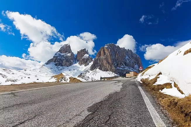 Una veduta del massiccio del Sella e della strada del Sellaronda in inverno