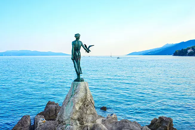 Statua della Ragazza con Gabbiano, Opatija, Croazia. Zdravko T, Shutterstock