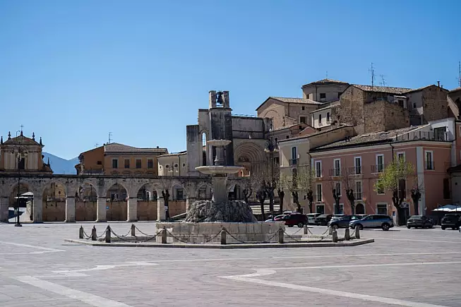 Sulmona, Piazza Garibaldi, Abruzzo. imbriaco_photo, Shutterstock