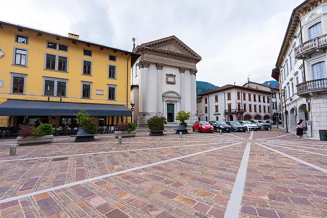 Tolmezzo, Piazza XX Settembre, centro storico. PHLD Luca / Shutterstock.com