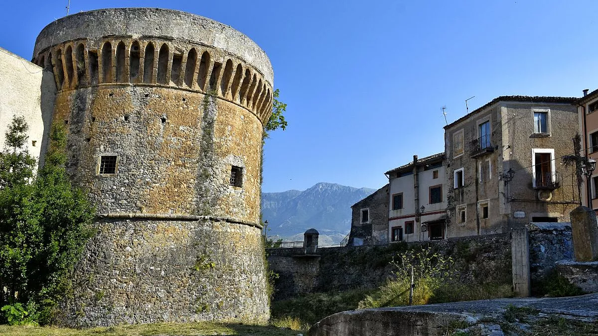 Torre del Castello Aragonese nel centro storico di Castrovillari. Castrovillari, Calabria, Italia.Giambattista Lazazzera, Shutterstock
