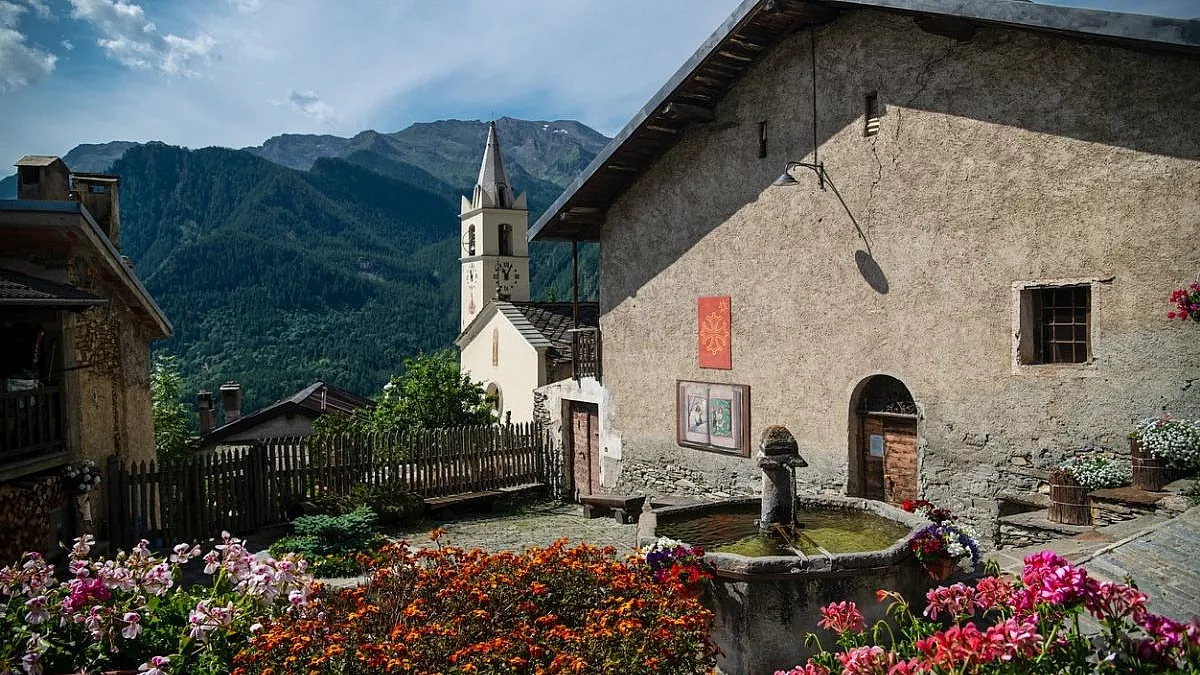 Usseaux, case colorate dai fiori. Piemonte, Italia