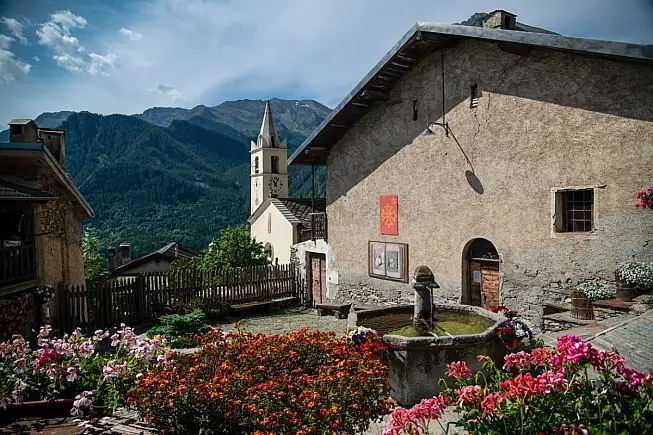 Usseaux, case colorate dai fiori. Piemonte, Italia