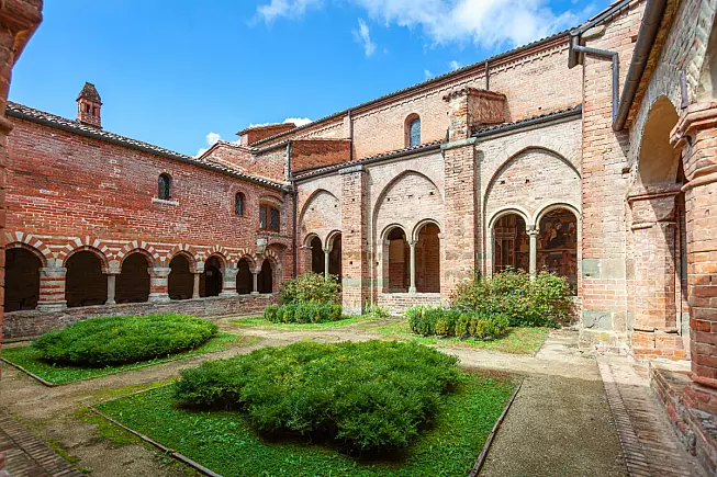 Abbazia Santa Maria di Vezzolano. Shutterstock_2533995915