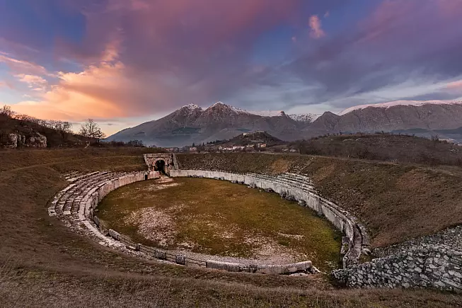 Alba Fucens, ai piedi del Monte Velino, vicino Avezzano, in Abruzzo. Tefic rustemov/Shutterstock.com