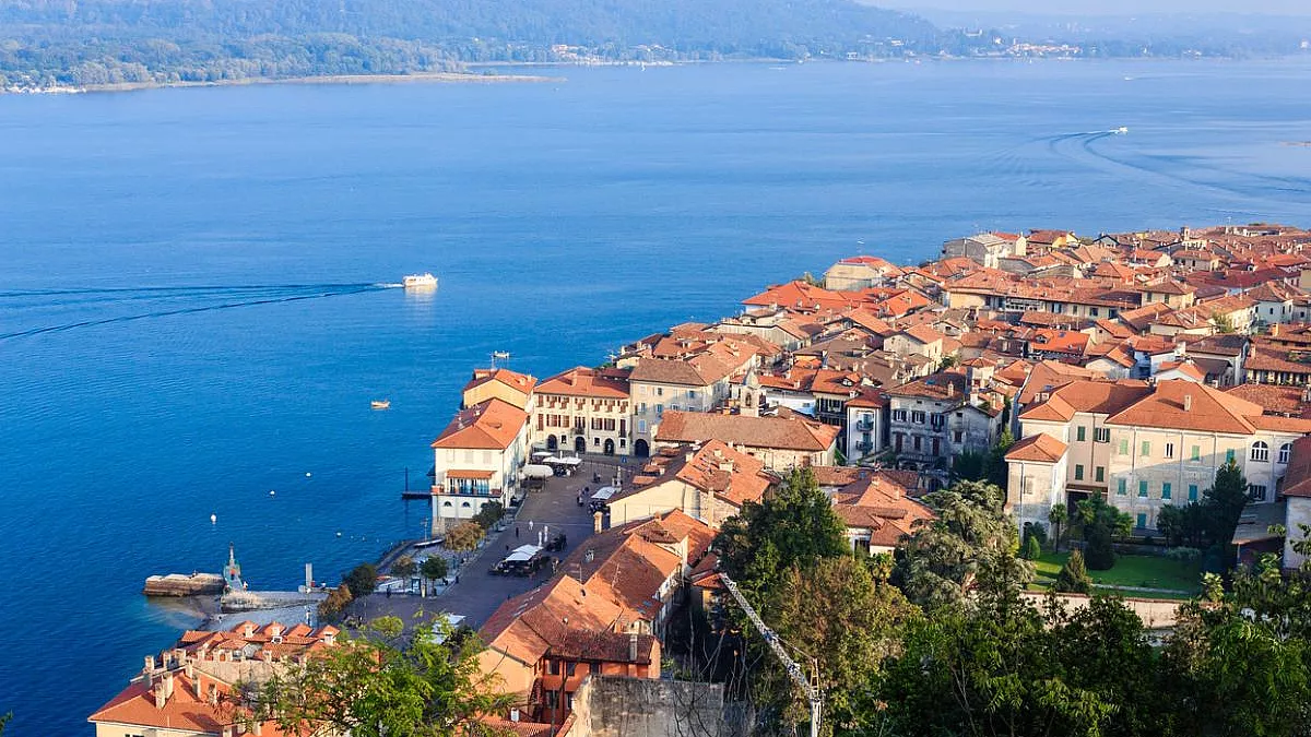 Arona, panorama del Lago Maggiore. iStock/ antinoris