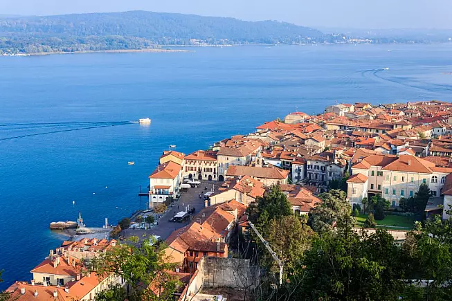 Arona, panorama del Lago Maggiore. iStock/ antinoris