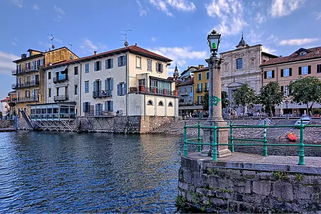 Arona. Vista del porto sul Lago Maggiore. iStock/Jerry Uomala