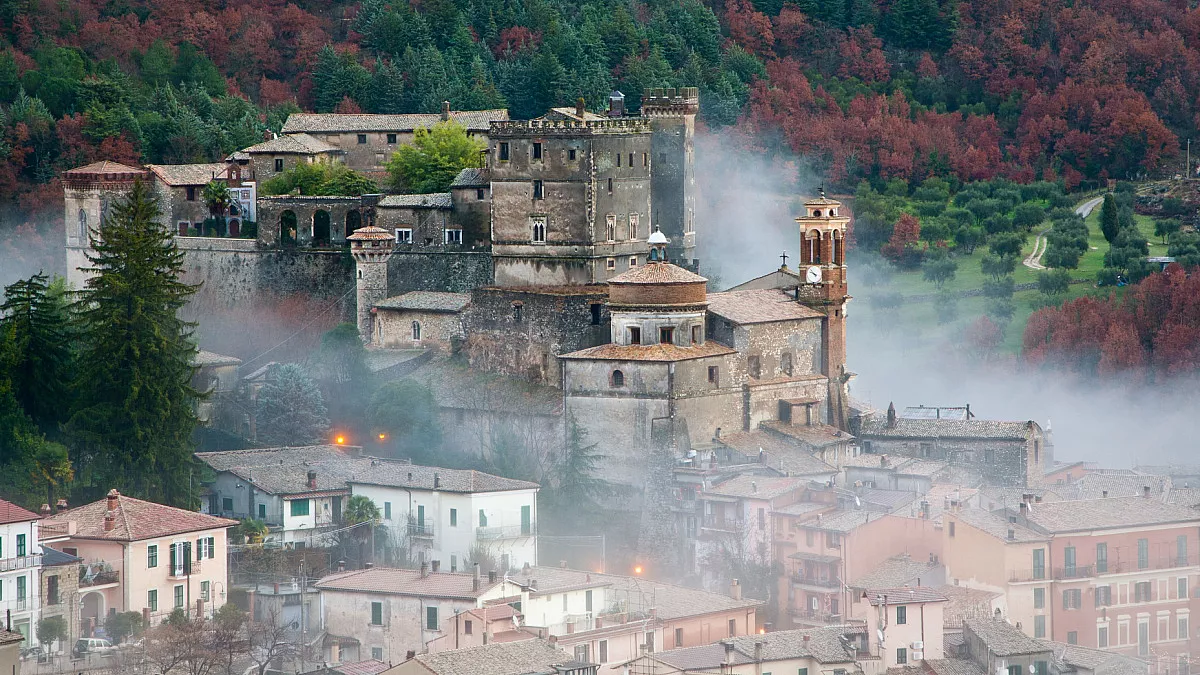 Arsoli ed il Castello Massimo, panorama. Shutterstock_88073119