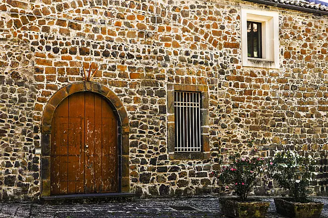 Dettagli delle case passeggiando per le vie di Buccheri. 