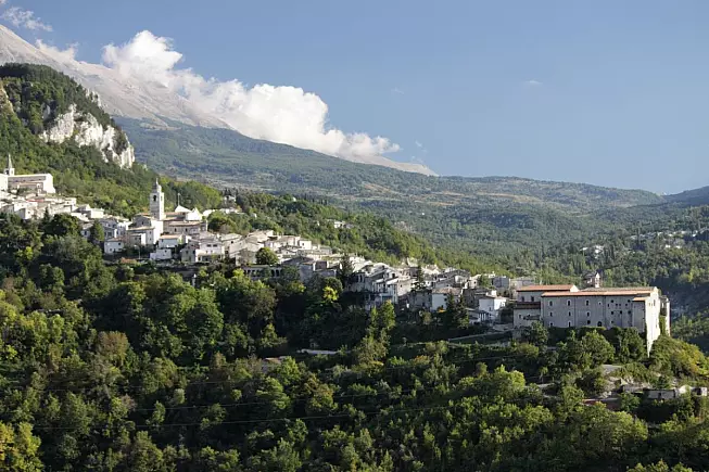 Caramanico Terme, provincia di Pescara. Vista panoramica col Massiccio della Majella