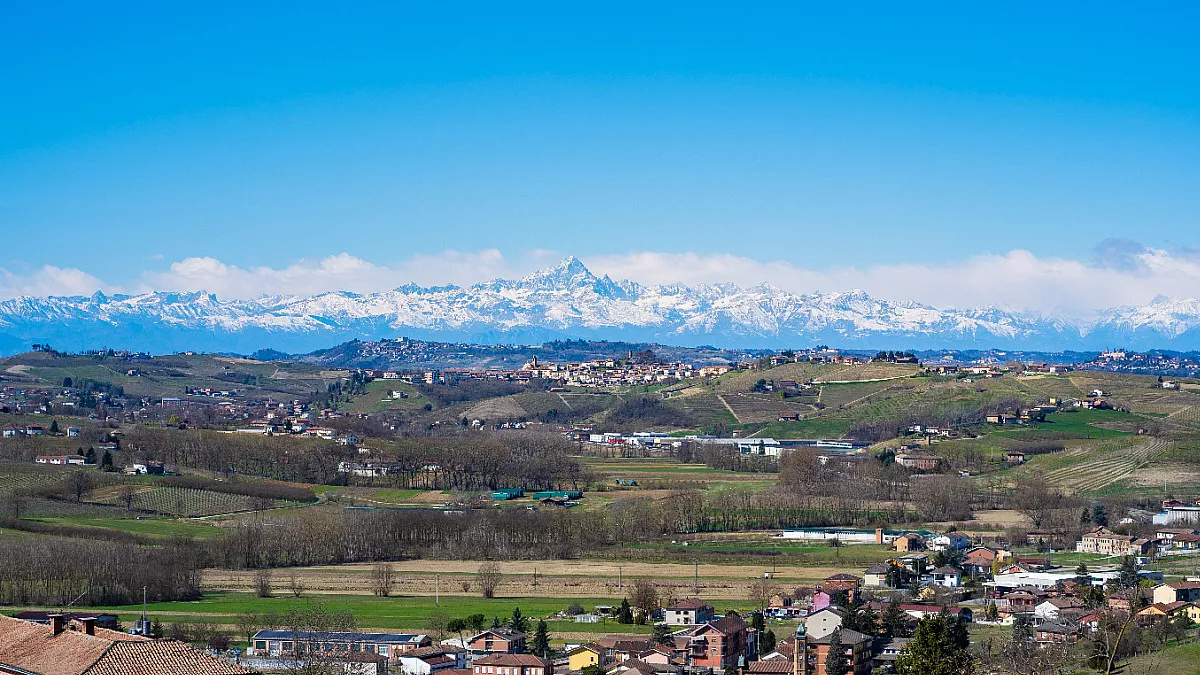 Castagnole delle Lanze, panorama. Shutterstock_1936378693