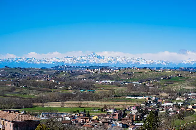 Castagnole delle Lanze, panorama. Shutterstock_1936378693