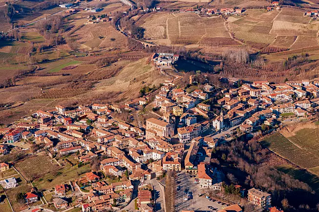 Castagnole delle Lanze, panorama. Shutterstock_1742182025