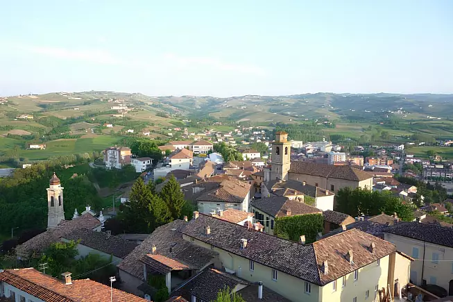 Castagnole delle Lanze, vista dalla Torre del Conte Ballada di Saint Robert. Fnegro, Wikimedia