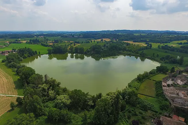 Castellaro Lagusello, lago a forma di cuore. Shutterstock_1149041384