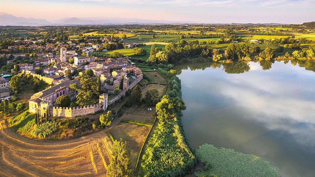Castellaro Lagusello, panorama. Shutterstock_2175831739