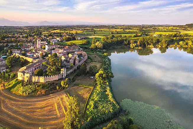 Castellaro Lagusello, panorama. Shutterstock_2175831739
