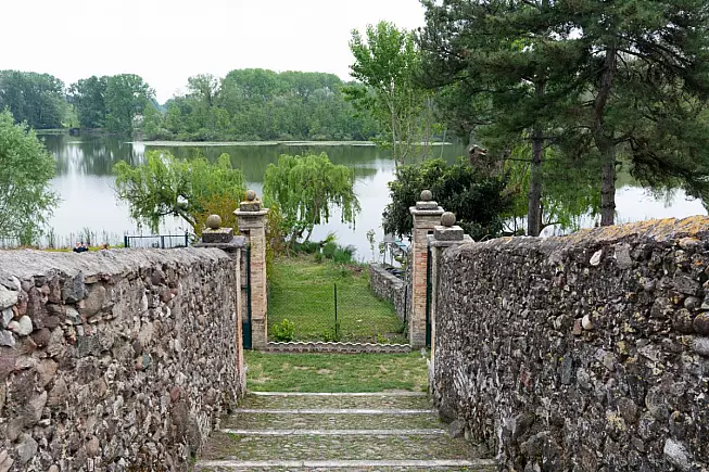 Castellaro Lagusello, parco con il lago. 1498231968