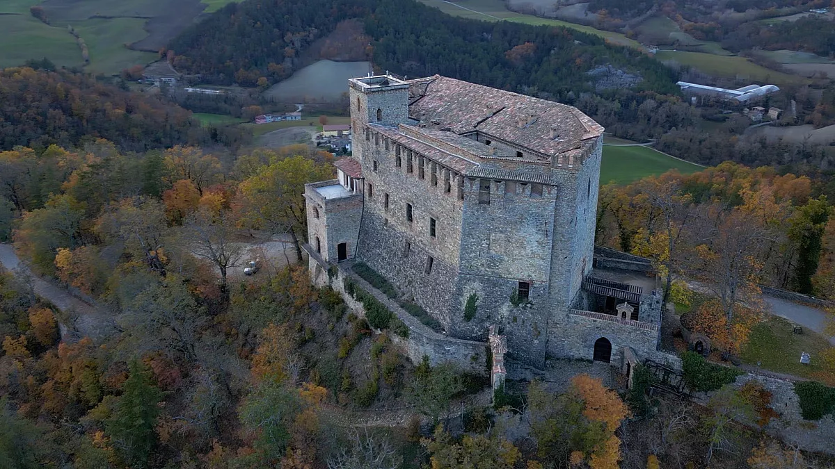 Castello Dal Verme, vista dall'alto. Zavattarello, provincia di Pavia, nell'Oltrepò Pavese. DELBO ANDREA/Shutterstock.com