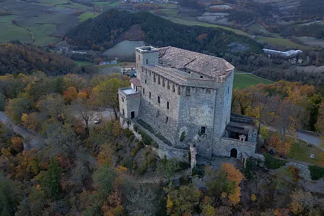 Castello Dal Verme, vista dall'alto. Zavattarello, provincia di Pavia, nell'Oltrepò Pavese. DELBO ANDREA/Shutterstock.com