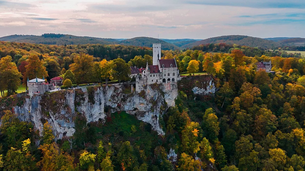 Castello di Lichtenstein. Panorama con vista dal drone. Baden-Wurttemberg, Germania. Frolova_Elena/Shutterstock.com