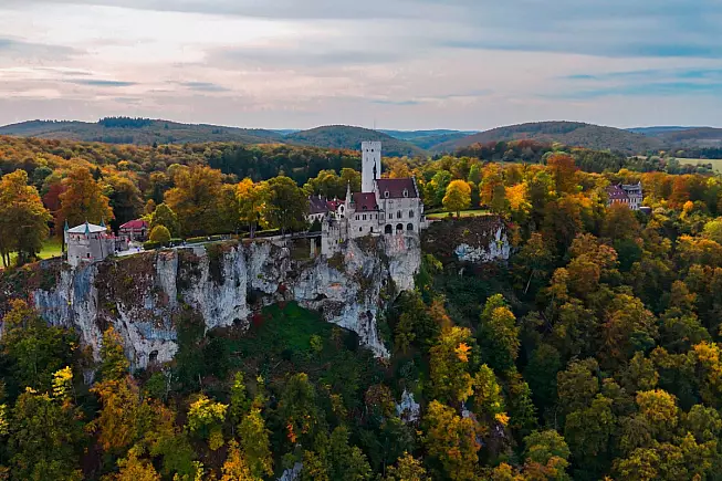 Castello di Lichtenstein. Panorama con vista dal drone. Baden-Wurttemberg, Germania. Frolova_Elena/Shutterstock.com