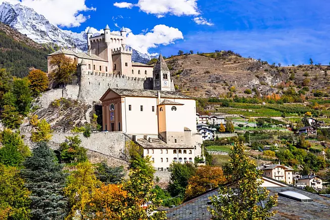Castello Sarriod de La Tour, o Castello di Saint-Pierre. Panorama. Strada dei Salassi, Valle d'Aosta