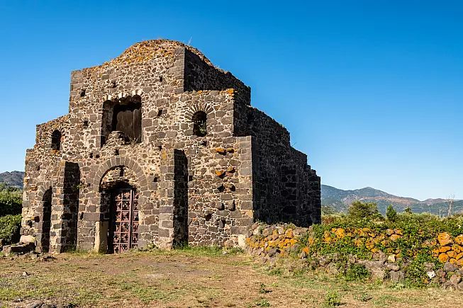La Cuba di Santa Domenica, uno degli edifici antichi che caratterizzano Castiglione di Sicilia.