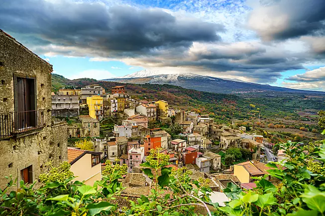 Castiglione di Sicilia, con l'Etna sullo sfondo. 