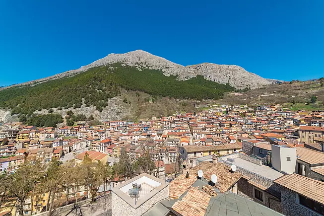 Vista dall'alto su Celano. 