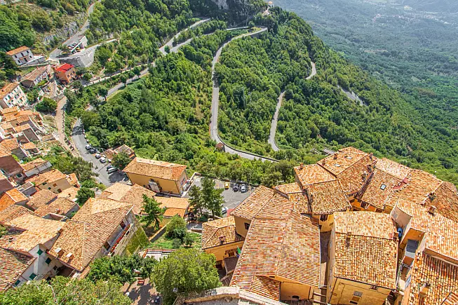 Cervara di Roma, vista dall'alto, panorama della Valle dell'Aniene. Shutterstock_1820296271