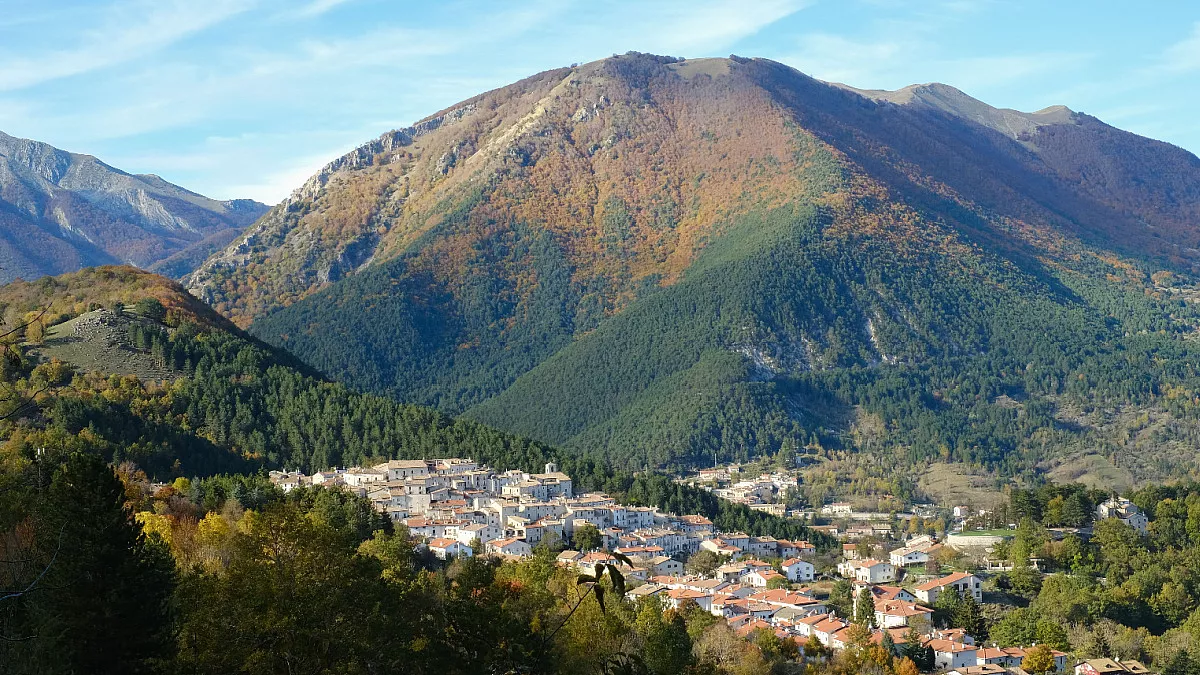 Civitella Alfedena, Abruzzo, panorama. Digital Face, Shutterstock