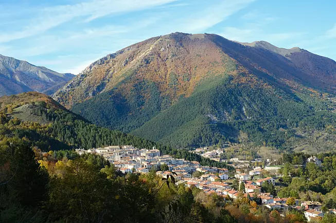Civitella Alfedena, Abruzzo, panorama. Digital Face, Shutterstock