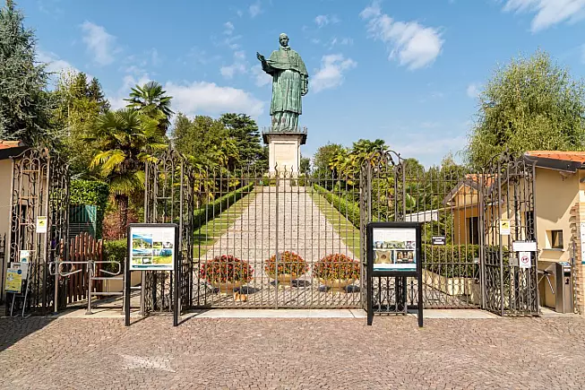 Colosso di San Carlo Borromeo. Arona, vista dell'ingresso. iStock/EleSi