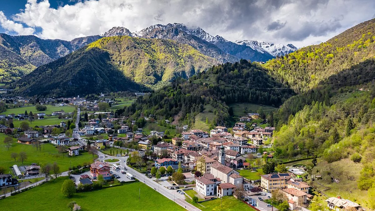 Comano Terme, panorama con le Dolomiti. iStock-1219966369