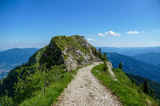 Croce d'Aune, Dolomiti, percorso di trekking verso il Rifugio Dal Piaz. Shutterstock_2217064859