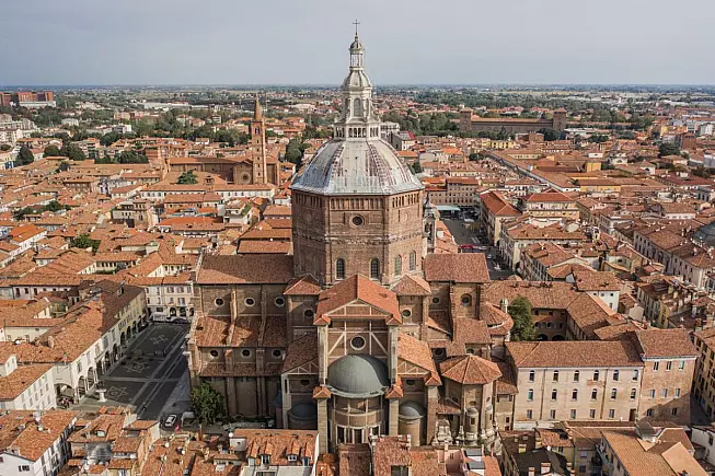 Duomo di Pavia, o Cattedrale di Santo Stefano e Santa Maria Assunta di Maria, vista dall'alto. iStock,/Medvedkov
